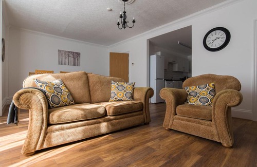 Penylan Apartamento | Very Spacious Three Bedroom Apartment with Parking