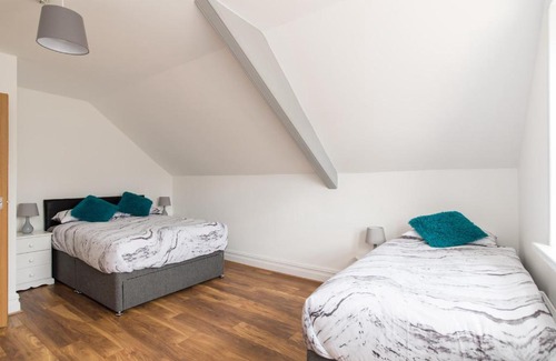 Penylan Apartamento | Very Spacious Three Bedroom Apartment with Parking