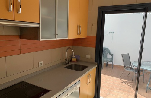 Conil de la Frontera Casa | Very well-equipped vacation home with several terraces, garden and sea view