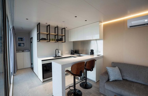 Bridgeport Apartamento | Vessel 3 - Sleek Waterfront Vessel | Backyard AC/Heat Nature Escape