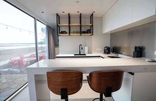 Bridgeport Apartamento | Vessel 3 - Sleek Waterfront Vessel | Backyard AC/Heat Nature Escape