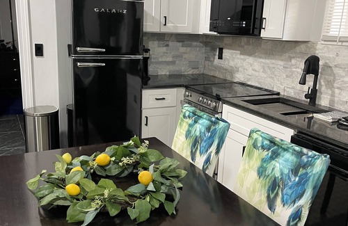 Clarksville Apartamento | Veteran Stay King Bed sleeps4 2 miles to post,food,shops park work truck