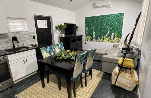 Clarksville Apartamento | Veteran Stay King Bed sleeps4 2 miles to post,food,shops park work truck