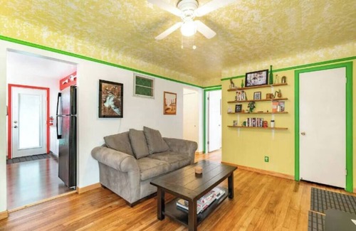 Mount Scott-Arleta Casa | Vibrant 1950s Mt Scott Home