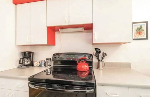 Mount Scott-Arleta Casa | Vibrant 1950s Mt Scott Home
