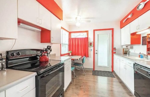 Mount Scott-Arleta Casa | Vibrant 1950s Mt Scott Home