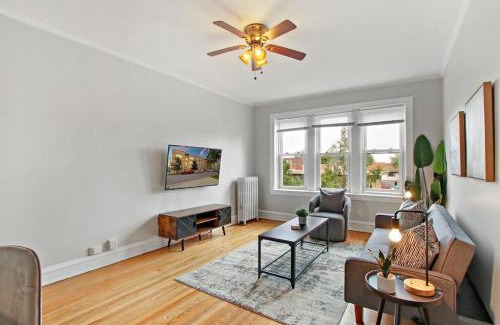 Irving Park Apartamento | Vibrant 1BR Apartment close to Dining - Cullom B3