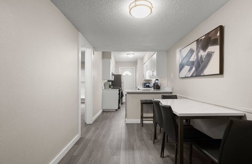 South Manchaca Apartamento | Vibrant 1BR Apt 5 min to Downtown and Barton springs!