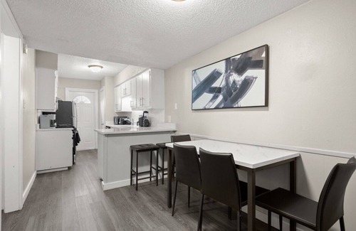 South Manchaca Apartamento | Vibrant 1BR Apt 5 min to Downtown and Barton springs!