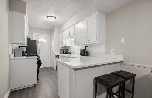 South Manchaca Apartamento | Vibrant 1BR Apt 5 min to Downtown and Barton springs!