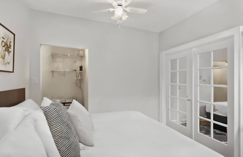 Boystown Apartamento | Vibrant 2BR and 1BA Apartment Furnished