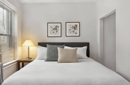 Boystown Apartamento | Vibrant 2BR and 1BA Apartment Furnished