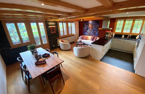 Schoenried Chalet De Esquí | Vibrant 3-bedroom Ski Chalet In Gstaad