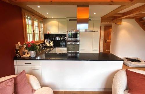 Schoenried Chalet De Esquí | Vibrant 3-bedroom Ski Chalet In Gstaad