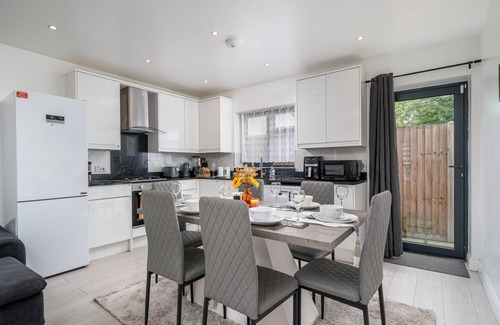 Northumberland Park Casa | Vibrant 3bedroom Retreat Tottenham Hotspur Stadium free Wifi, parking on request