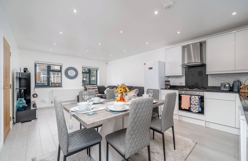 Northumberland Park Casa | Vibrant 3bedroom Retreat Tottenham Hotspur Stadium free Wifi, parking on request