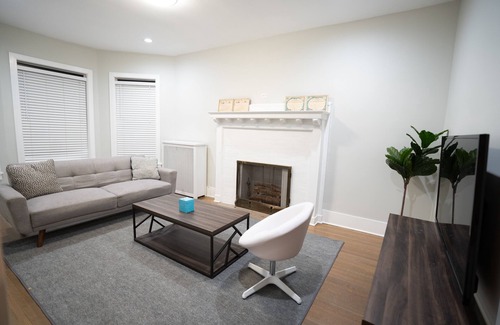Hyde Park Apartamento | Vibrant 4BR Haven in Historic Hyde Park, Near University of Chicago