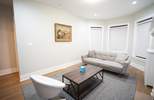 Hyde Park Apartamento | Vibrant 4BR Haven in Historic Hyde Park, Near University of Chicago