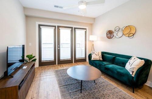 Plaza Midwood Apartamento | Vibrant and Spacious 1BR w Pool Parking and Gym