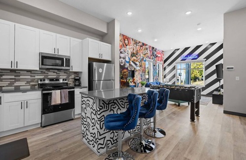 South Nashville Apartamento | Vibrant Apt: 8min to DT, Free Parking & Games!