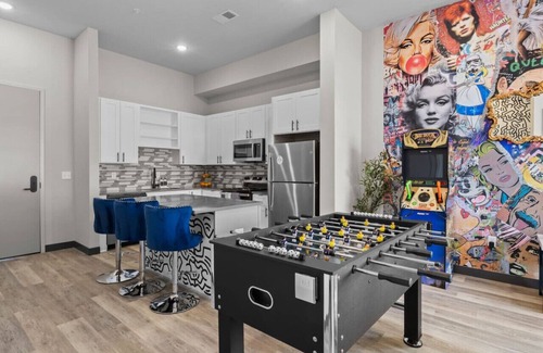 South Nashville Apartamento | Vibrant Apt: 8min to DT, Free Parking & Games!