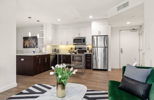Carthay Circle Condominio | Vibrant Art Deco 2 Bedroom Apartment