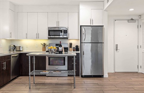 Carthay Circle Condominio | Vibrant Art Deco 2 Bedroom Apartment