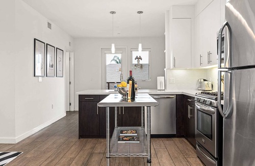 Carthay Circle Condominio | Vibrant Art Deco 2 Bedroom Apartment
