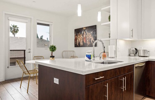 Carthay Circle Condominio | Vibrant Art Deco 2 Bedroom Apartment