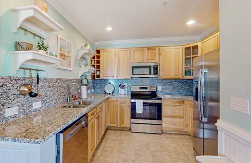Hatteras Condominio | Vibrant beach retreat with washer/dryer, central AC, deck, & pool access