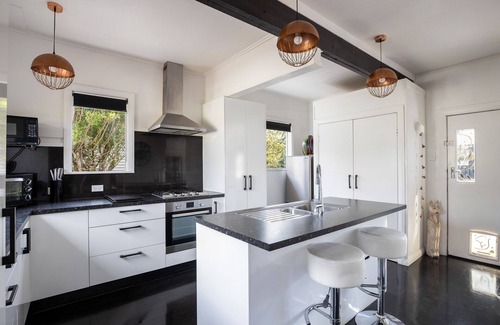 New Plymouth Casa | “Vibrant Brooklands”