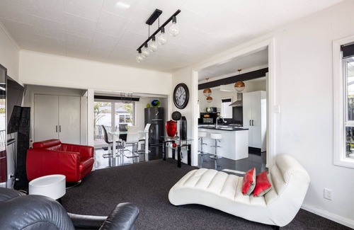 New Plymouth Casa | “Vibrant Brooklands”