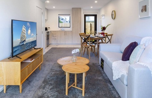 Christchurch City Centre Casa | Vibrant Central Christchurch 2 bed