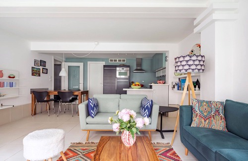 San Polo Apartamento | Vibrant Chic Apartment with Terrace on Picturesque Canal