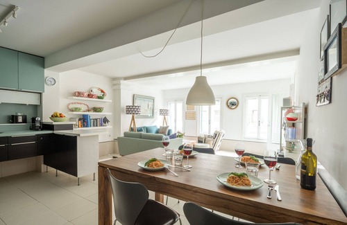 San Polo Apartamento | Vibrant Chic Apartment with Terrace on Picturesque Canal