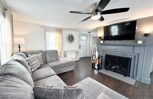 Brockton Apartamento | Vibrant City Home 4BD 2BA