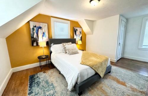 Brockton Apartamento | Vibrant City Home 4BD 2BA