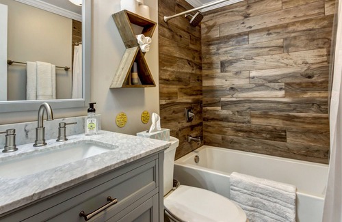 Dixon Park Condominio | Vibrant, Colorful Condo Building With Backyard Firepit and Games
