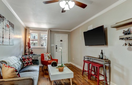 Dixon Park Condominio | Vibrant, Colorful Condo Building With Backyard Firepit and Games