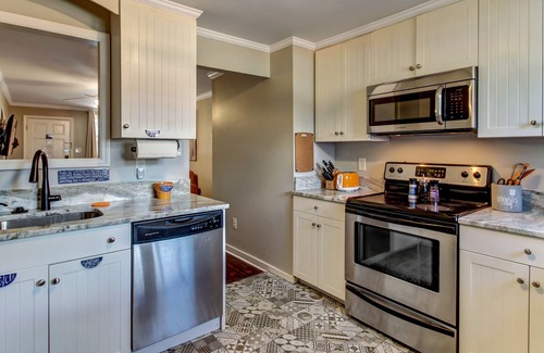 Dixon Park Condominio | Vibrant, Colorful Condo Building With Backyard Firepit and Games