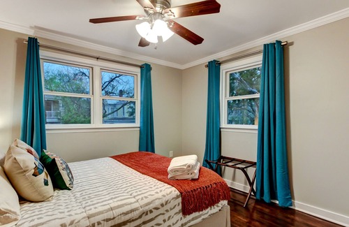 Dixon Park Condominio | Vibrant, Colorful Condo Building With Backyard Firepit and Games