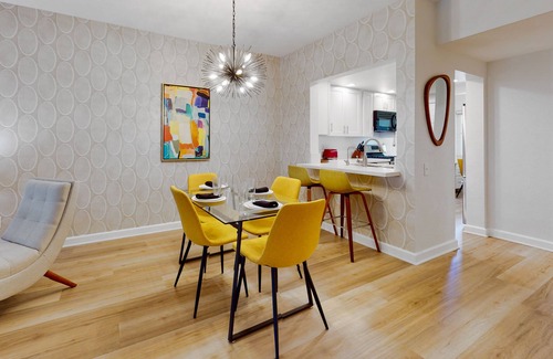 Palm Springs Apartamento | Vibrant dog-friendly condo with hot tub, tennis court, pool, W/D, grill & patio