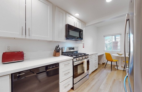 Palm Springs Apartamento | Vibrant dog-friendly condo with hot tub, tennis court, pool, W/D, grill & patio