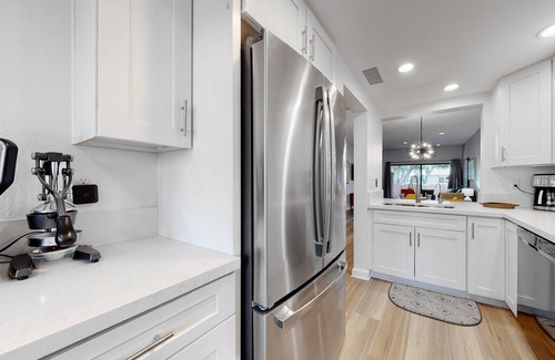 Palm Springs Apartamento | Vibrant dog-friendly condo with hot tub, tennis court, pool, W/D, grill & patio