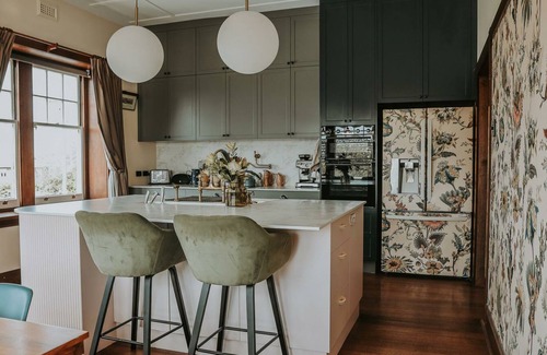 East Launceston Casa | Vibrant Dual Retreat: Vagabond's Rest & Rose Gold Hideaway