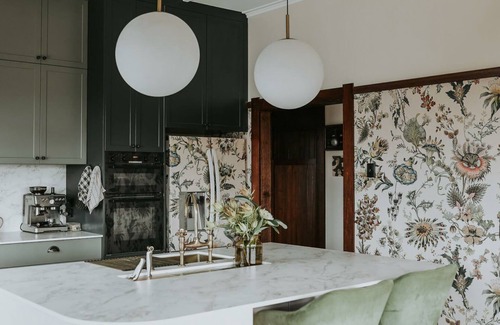 East Launceston Casa | Vibrant Dual Retreat: Vagabond's Rest & Rose Gold Hideaway