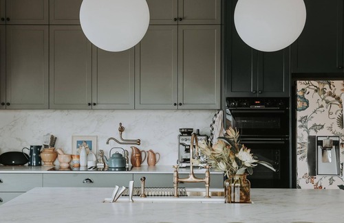 East Launceston Casa | Vibrant Dual Retreat: Vagabond's Rest & Rose Gold Hideaway