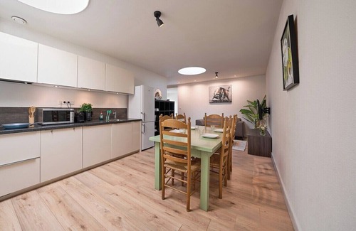 Stratum Apartamento | Vibrant Eindhoven Retreat in Stratum