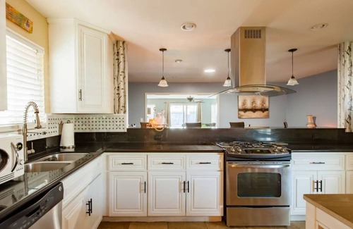 Lincoln Acres Casa | Vibrant, entertaining, & cozy spacious home with artistic flare!