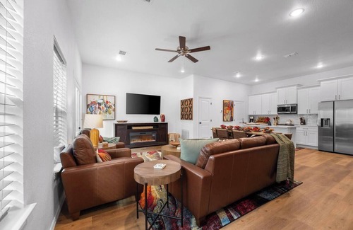 Arlington Casa | Vibrant Getaway | Short Walk to AT&T + Globe Life